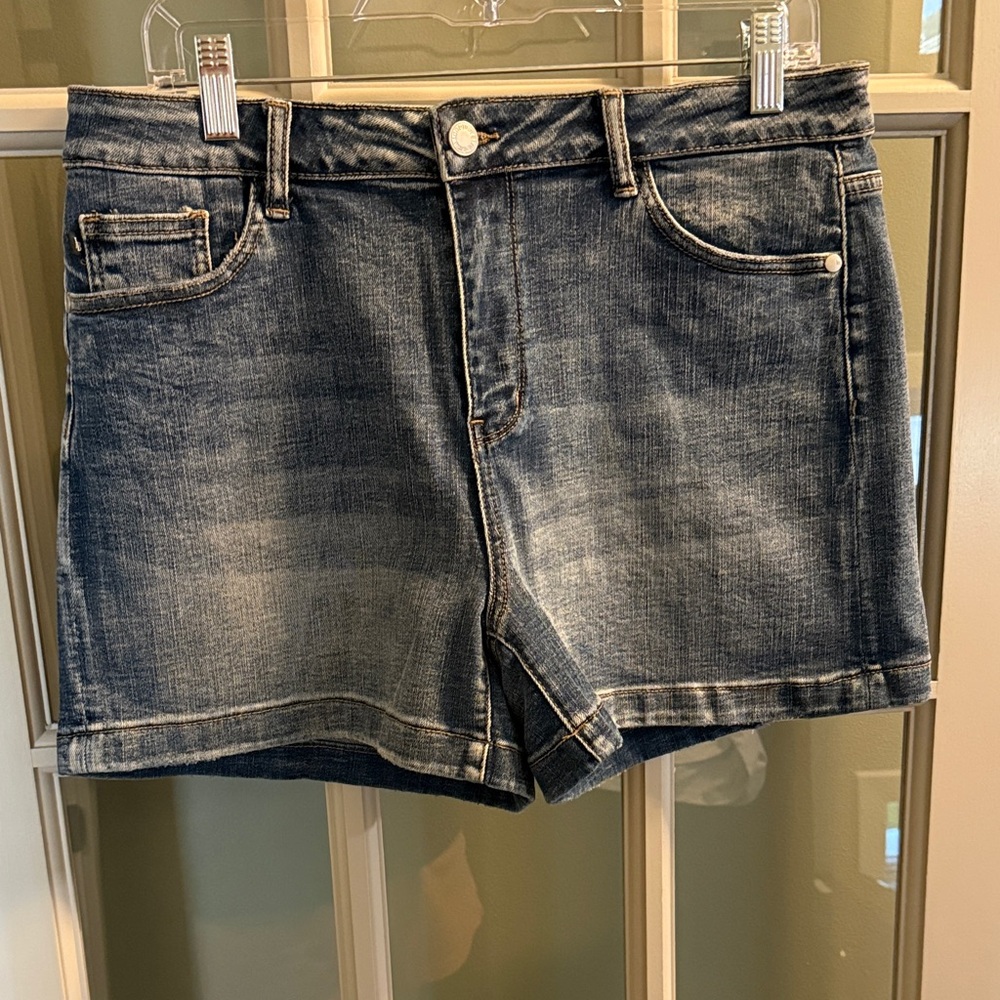 Judy Blue Medium Wash Denim Shorts Size XL